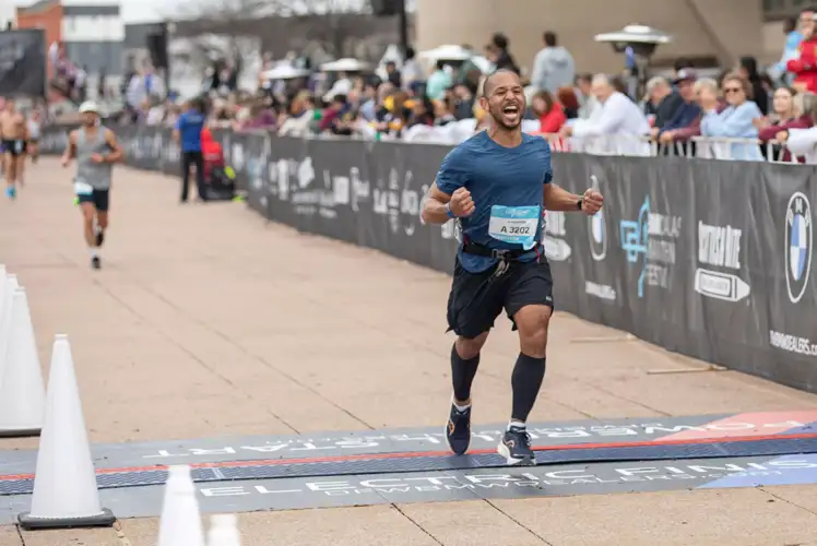 Scenic route of the Dallas Marathon featuring city landmarks.